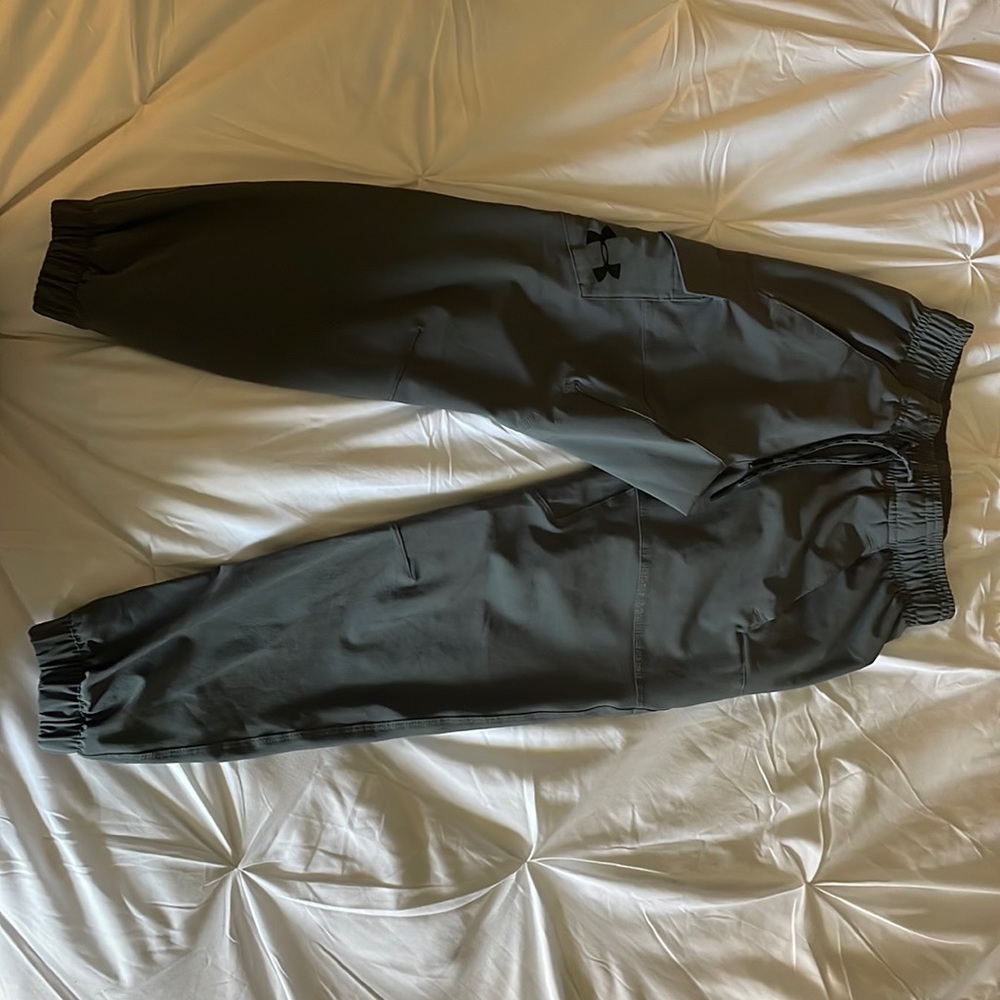 Under Armour Track pants size YXS, gray with pockets